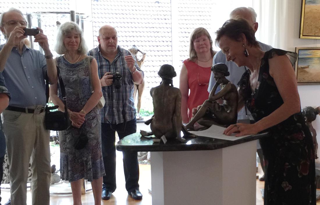 Die Künstlerin Iris Rousseau eröffnet die Vernissage mit der Präsentation neuer Skulpturen und gibt bekannt, dass Sie sich zukünftig ausschließlich der Bildhauerei in Bronze widmet.