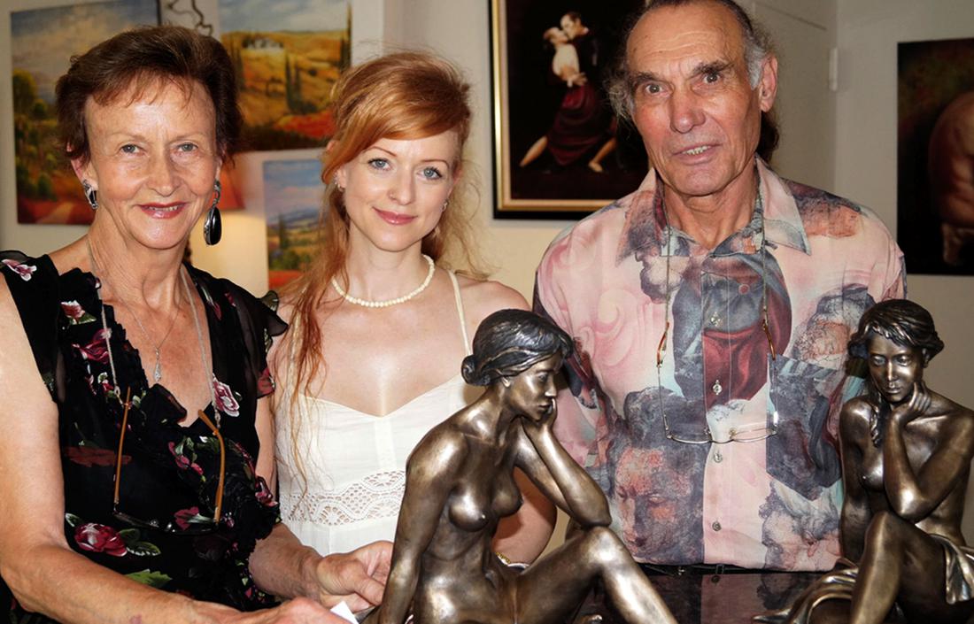 Die Bildhauerin Iris Rousseau mit Tochter Iriane und Eduard van Leeuwen.