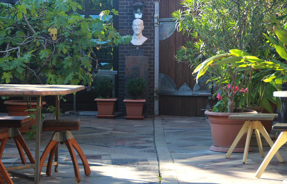 Neben den Galerieräumen sind auch der Garten und Außenbereich dekoriert, was Besuchern das Verweilen im beschaulichen Garten ermöglicht.