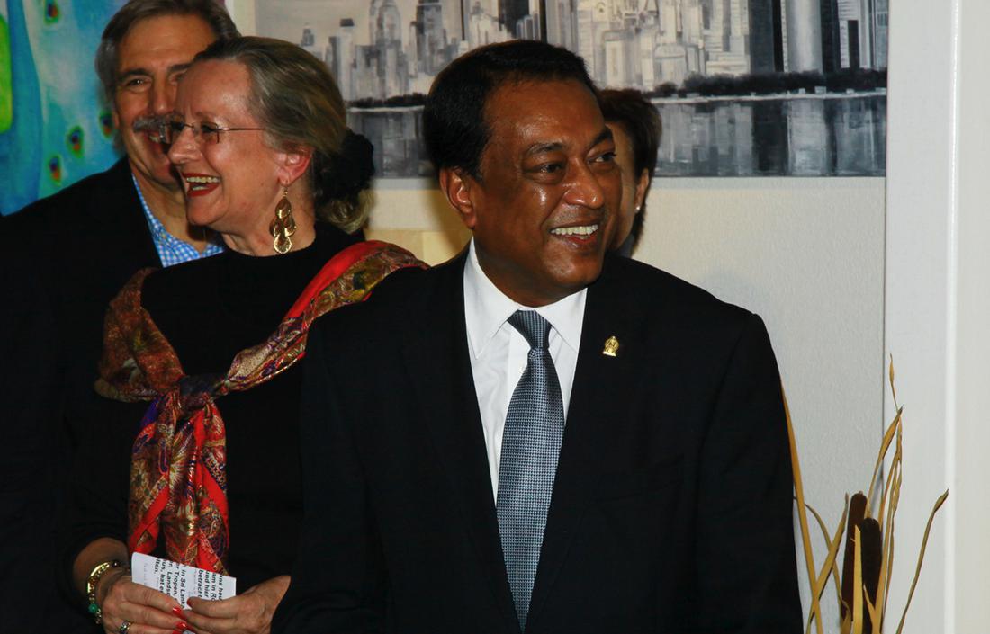 Ansprache durch Seine Exzellenz Herr Sarrath Kongahage, Botschafter von Sri Lanka, der den Kunstmaler Lester Ruhunuhewa willkommen heißt.