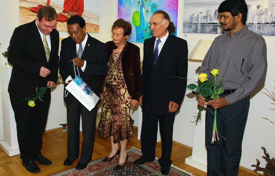 André Wiese, Bürgermeister von Winsen/Luhe, Seine Exzellenz Herr Sarrath Kongahage, Botschafter von Sri Lanka, Iris Rousseau & Eduard van Leeuwen sowie der Kunstmaler Lester Ruhunuhewa.