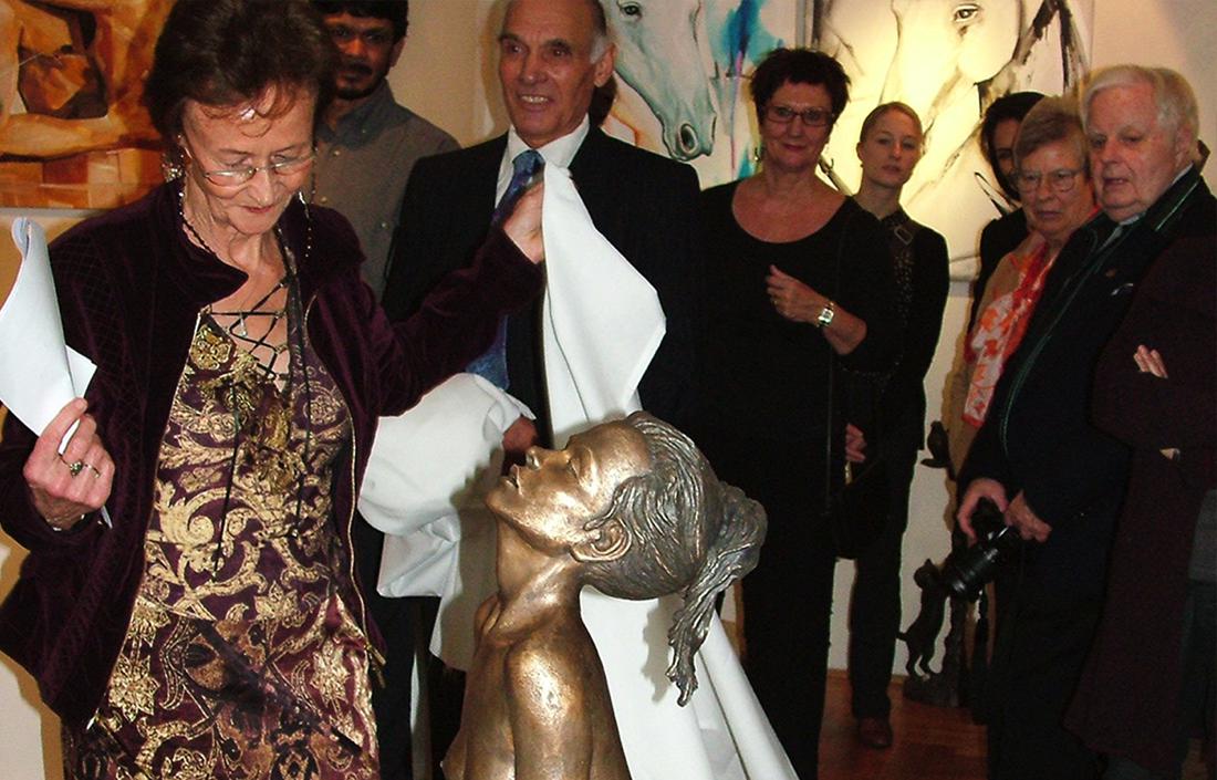 Iris Rousseau enthüllt und präsentiert Ihre neuen Skulpturen.