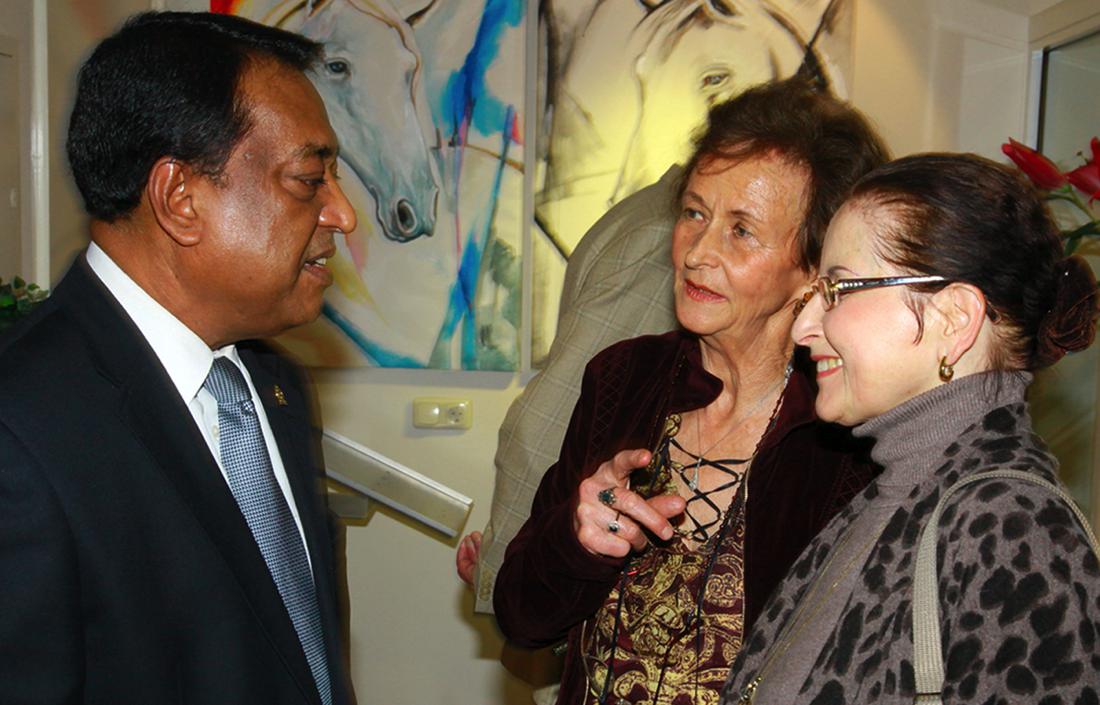 Seine Exzellenz Herr Sarrath Kongahage, Botschafter von Sri Lanka, Iris Rousseau und die Schauspielerin Margitta Heyn.